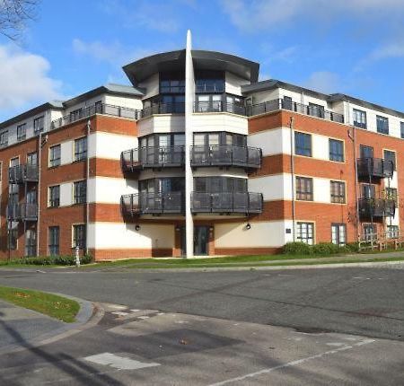 Blue Sky Apartments @Wallis Square, Farnborough Farnborough  Dış mekan fotoğraf