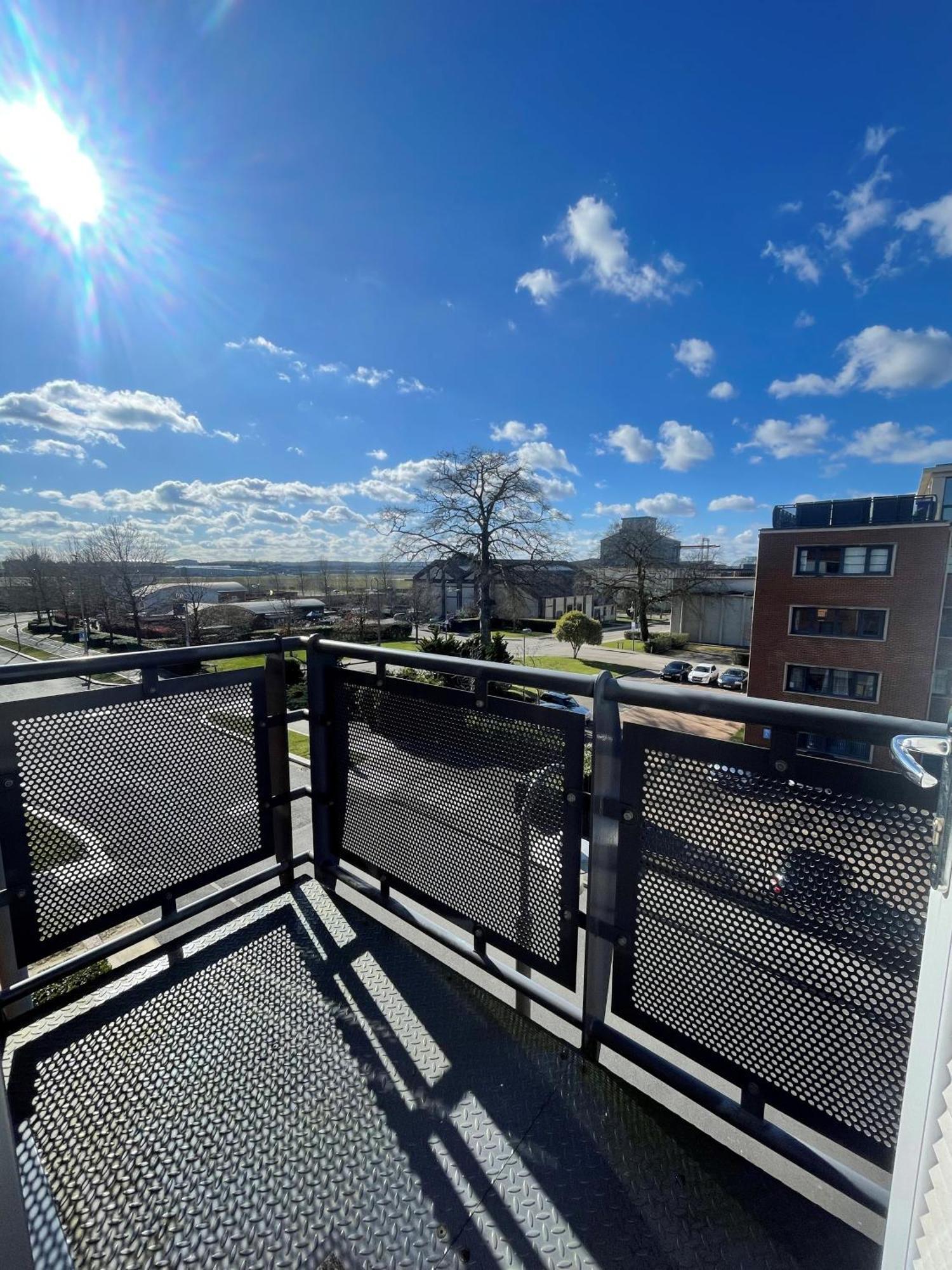 Blue Sky Apartments @Wallis Square, Farnborough Farnborough  Dış mekan fotoğraf