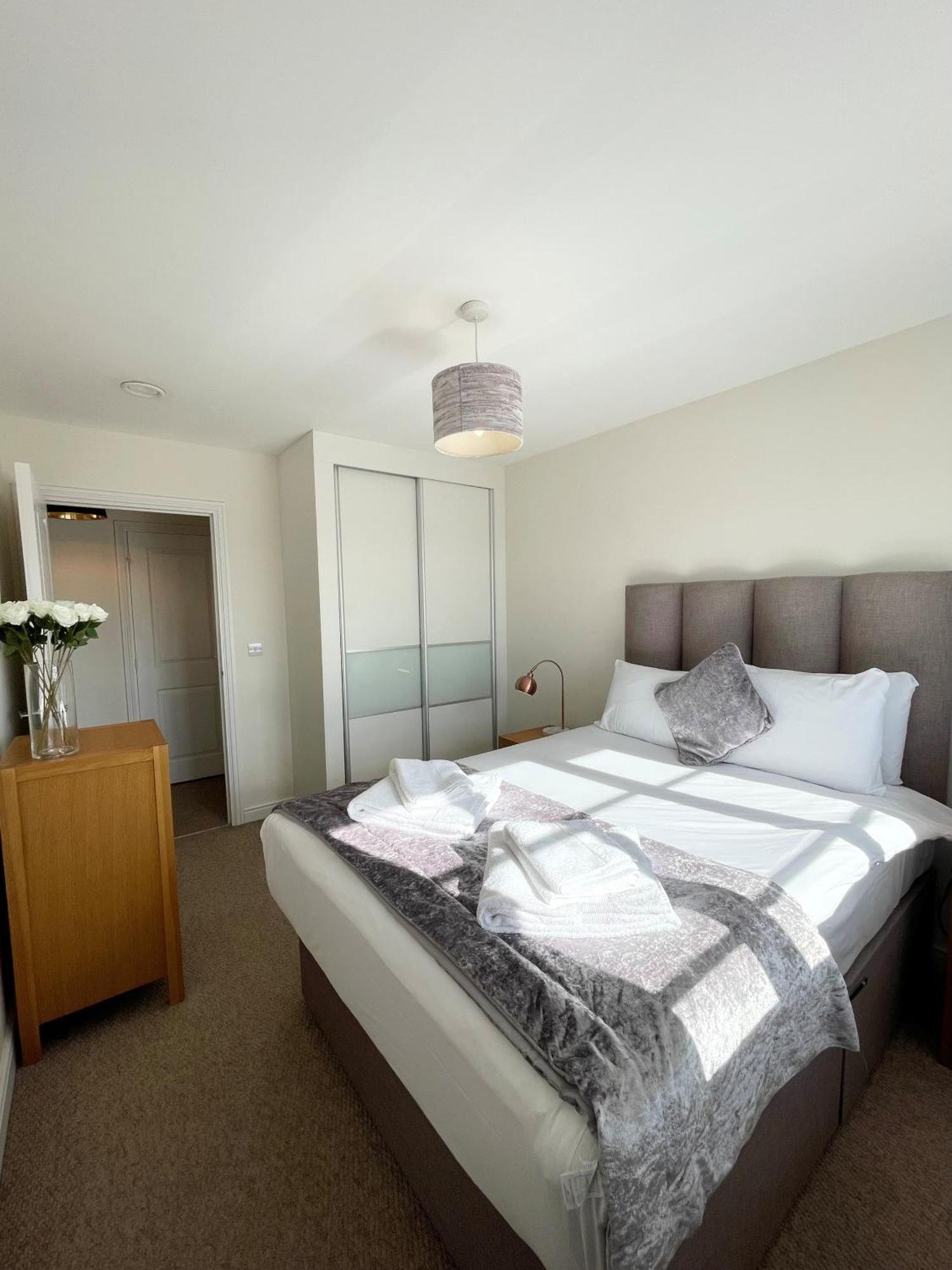 Blue Sky Apartments @Wallis Square, Farnborough Farnborough  Dış mekan fotoğraf