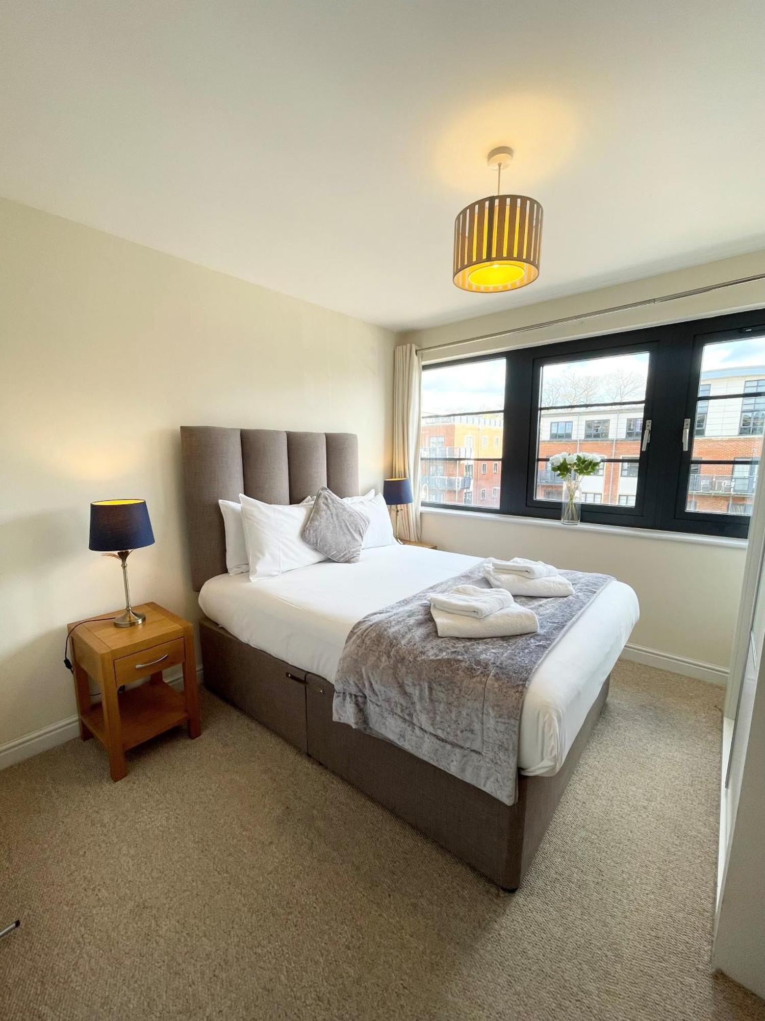 Blue Sky Apartments @Wallis Square, Farnborough Farnborough  Dış mekan fotoğraf