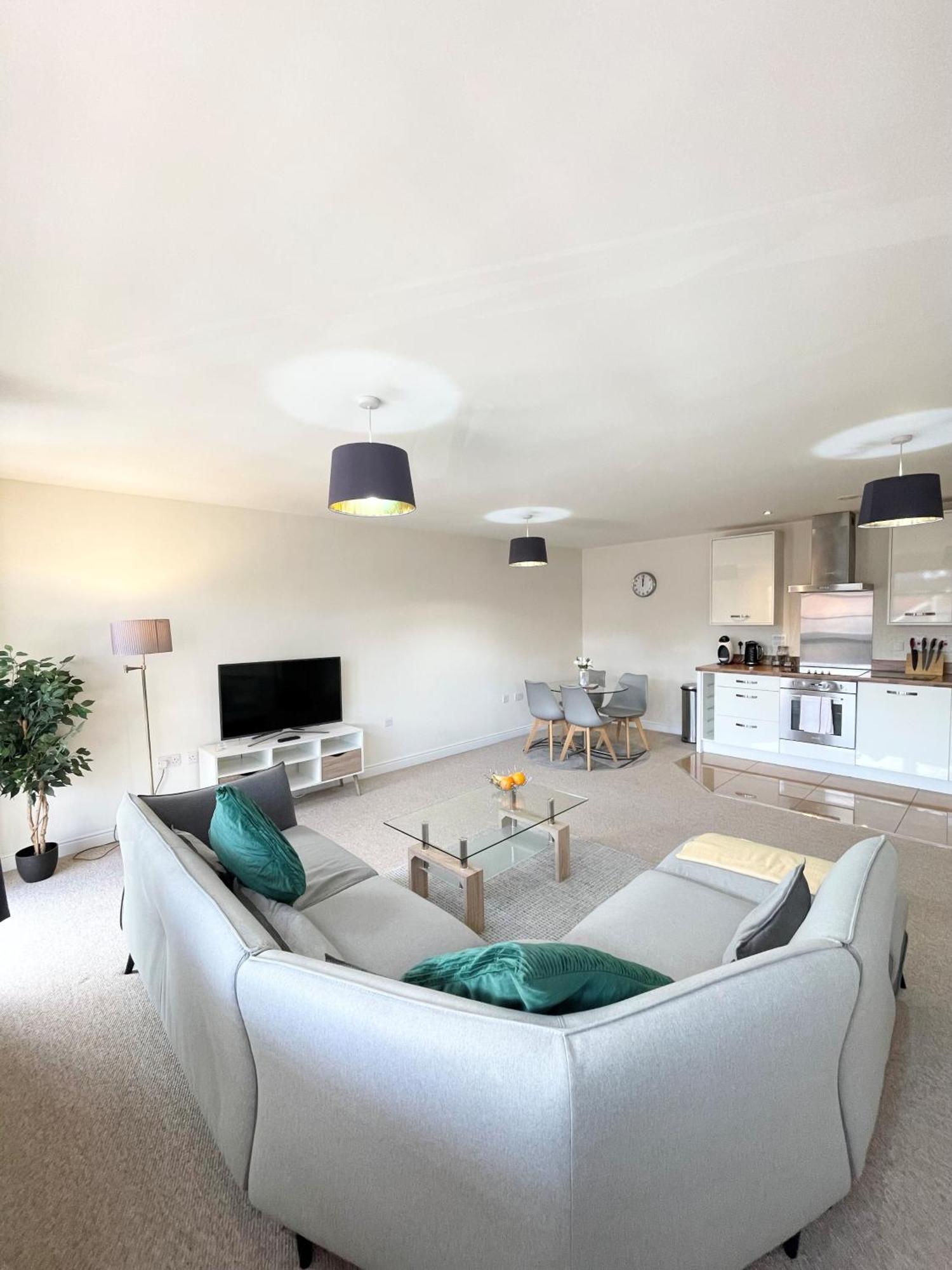 Blue Sky Apartments @Wallis Square, Farnborough Farnborough  Dış mekan fotoğraf
